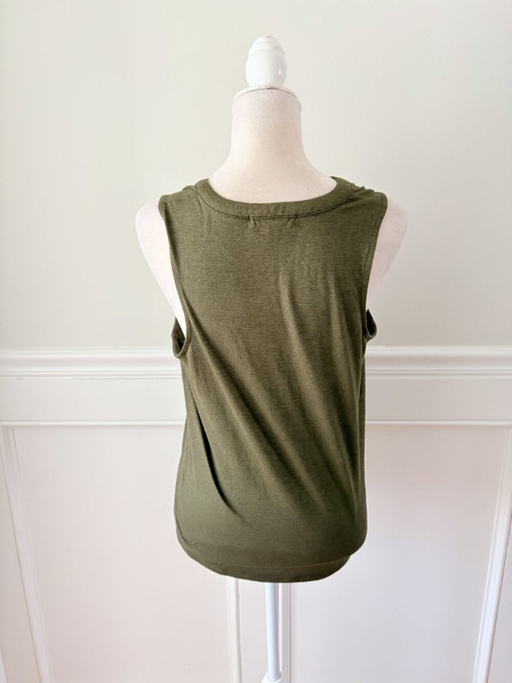 Banana Republic Sleeveless Olive Green Button-Front Tank Top M - Picture 4 of 6